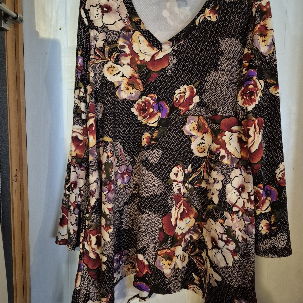 Elegant Floral V-Neck Blouse - Black and Purple
